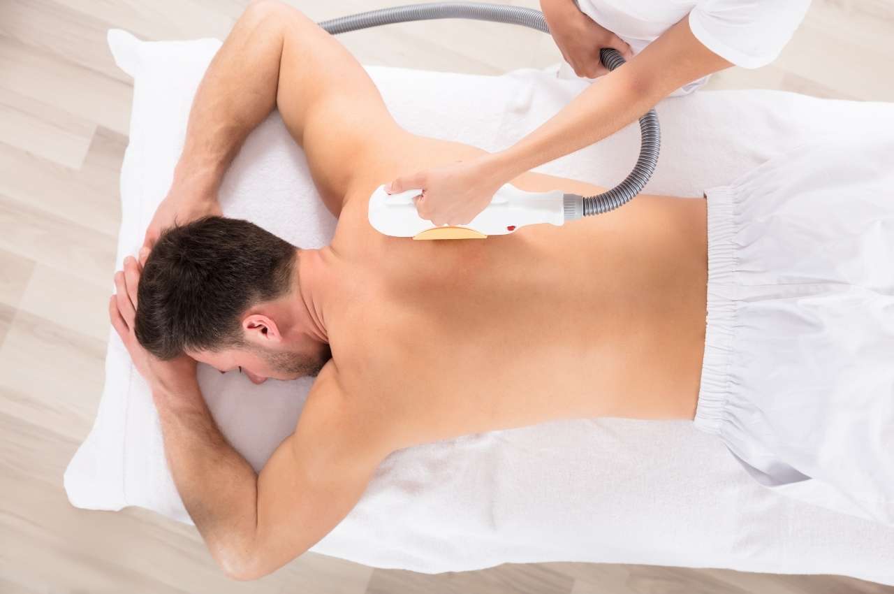 Laser Ontharing voor Mannen: Behandelingen, Resultaten en Tips